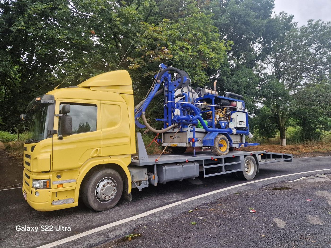 Transport autoutilitară Iveco pe autoplatformă